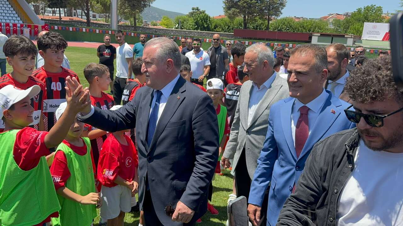 Muğla'da Bakan Osman Aşkın Bak'tan Gençlerle Futbol Keyfi: Atatürk Stadyumu'nda Gol Yağmuru 8